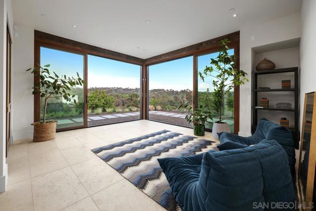 4728 El Aspecto, Rancho Santa Fe CA: https://media.crmls.org/mediaz/b0c5fab7-fa8e-4cc1-bd29-d4b4ce47a525.jpg