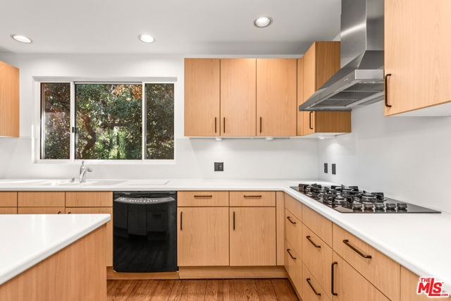 16449 Akron Street, Pacific Palisades CA: https://media.crmls.org/mediaz/b0c633ed-5a80-4f0a-9448-0b16ae27065a.jpg
