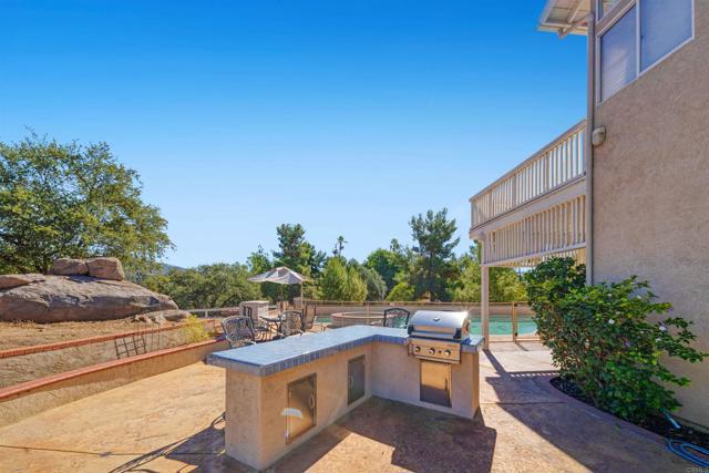 2173 Twisted Oak Ln Lane, Alpine CA: https://media.crmls.org/mediaz/b0c63878-4cdf-4e73-9e5b-9ea5420aab68.jpg