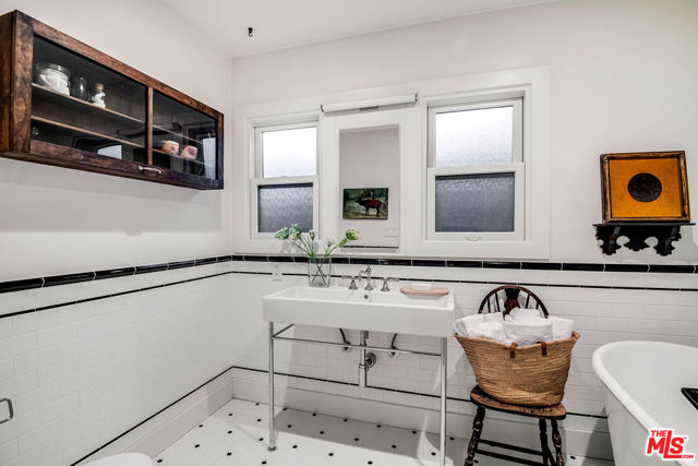 4838 Coldwater Canyon Avenue, Sherman Oaks CA: https://media.crmls.org/mediaz/b0c69dc0-0188-40ef-bc20-04d15bcf4525.jpg