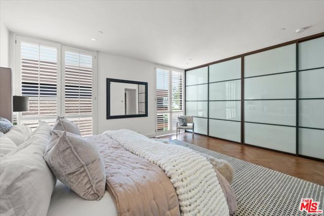 300 N Swall Drive, Beverly Hills CA: https://media.crmls.org/mediaz/b0c700b9-185c-4eaa-9c15-bb128a76f4c5.jpg