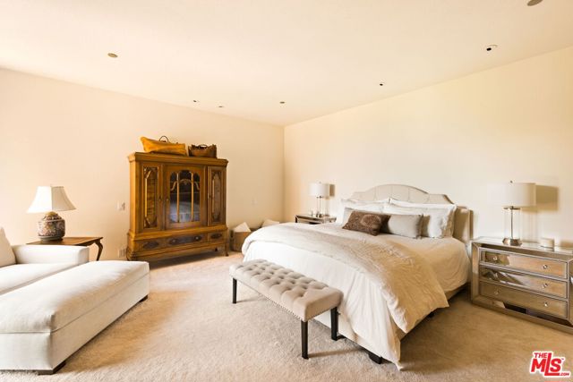 300 N Swall Drive, Beverly Hills CA: https://media.crmls.org/mediaz/b0c77663-86fa-47db-9569-9015dd8fe000.jpg