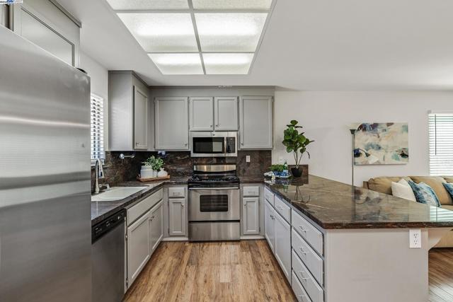 36055 Easterday Way, Fremont CA: https://media.crmls.org/mediaz/b0c7e312-7fd1-41ca-9b11-b0f26bd2b25c.jpg