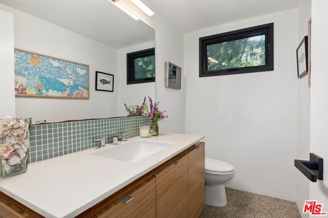 832 Superba Avenue, Venice CA: https://media.crmls.org/mediaz/b0c81ee3-e1ce-414e-a0d7-3498f51008f0.jpg