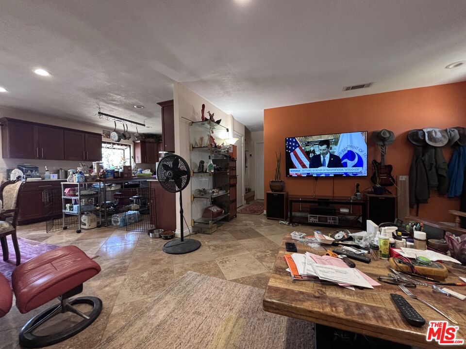 https://media.crmls.org/mediaz/b0c8241f-09a6-403b-806c-0d83a9184046.jpg?preset=X-Large