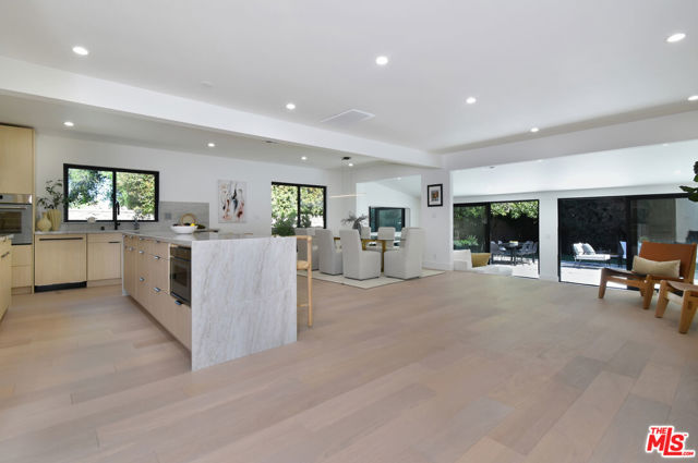 15431 Milbank Street, Encino CA: https://media.crmls.org/mediaz/b0c86b99-0ab5-4c7b-a181-0c4eb3c2b602.jpg