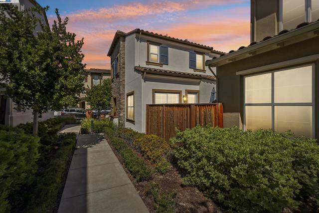 5010 Barrenstar Way, San Ramon CA: https://media.crmls.org/mediaz/b0c8f0a3-efbb-4f74-910c-b141817635ab.jpg
