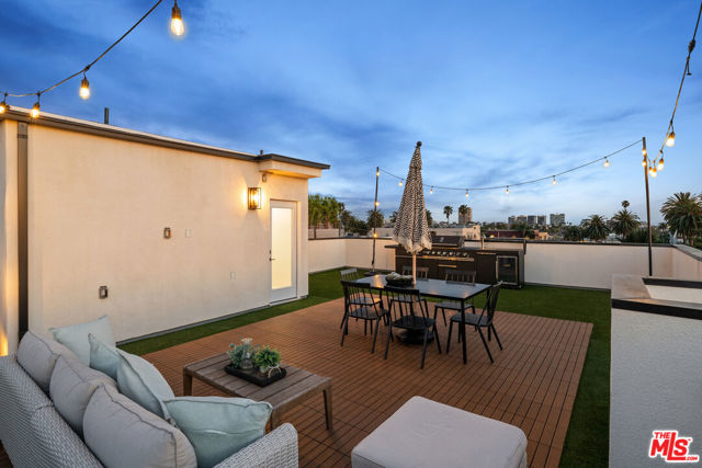 542 1/2 N Serrano Avenue, Los Angeles CA: https://media.crmls.org/mediaz/b0c98baa-042e-4cbb-ae46-f9a65f385480.jpg