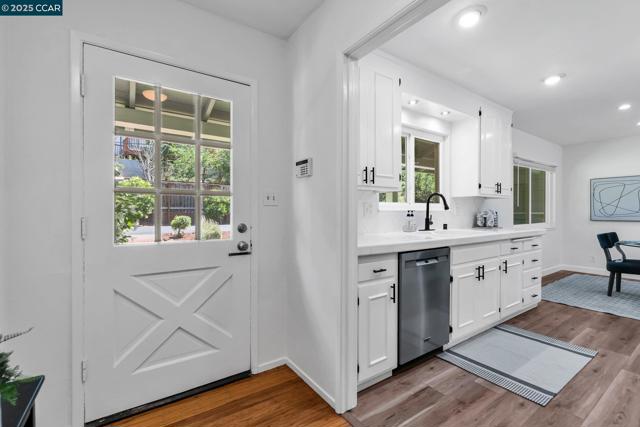 57 Jemco Ct, Pleasant Hill CA: https://media.crmls.org/mediaz/b0c99c98-6590-4e9b-97a9-aa73f352d56d.jpg