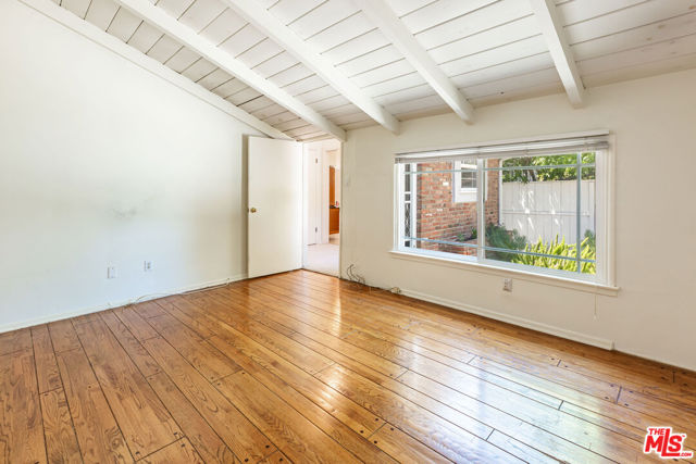 21924 Buena Ventura Street, Woodland Hills CA: https://media.crmls.org/mediaz/b0c99ff4-fd94-486f-8935-217b7709a169.jpg
