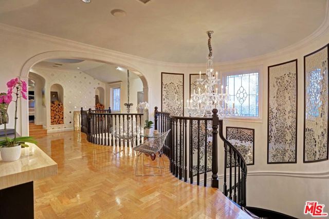 725 N Faring Road, Los Angeles CA: https://media.crmls.org/mediaz/b0c9dc45-760c-4132-aff0-5de5fa364bc6.jpg