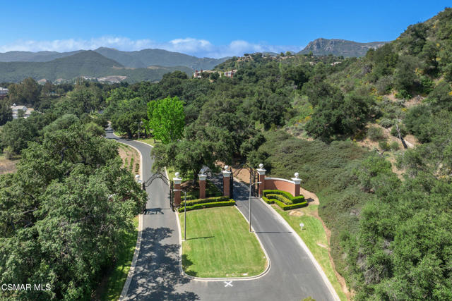 2479 Swanfield Court, Lake Sherwood CA: https://media.crmls.org/mediaz/b0c9f548-a016-4857-a6e0-10c1833ec0f0.jpg