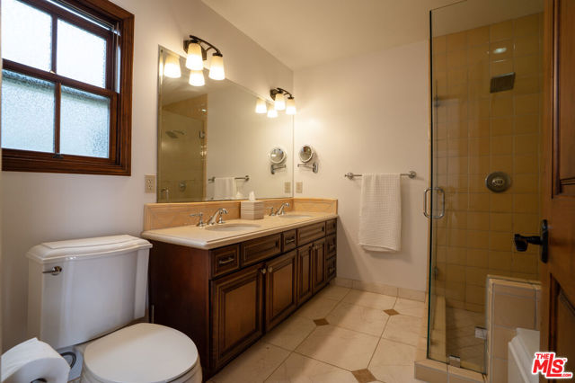 1331 N Sycamore Avenue, Los Angeles CA: https://media.crmls.org/mediaz/b0cb6d9c-407b-41bf-abca-4f3c004bf397.jpg