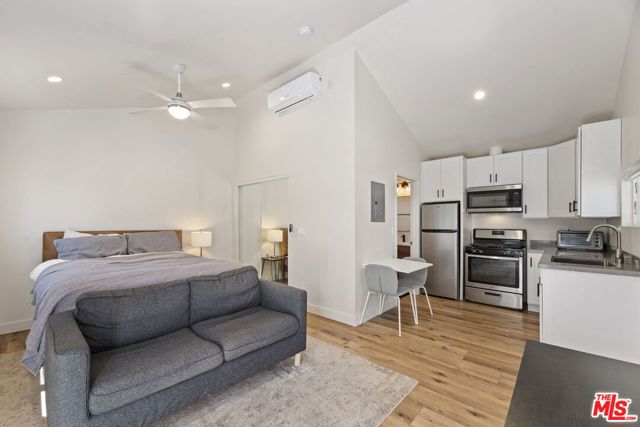 19014 Bessemer St, Tarzana CA: https://media.crmls.org/mediaz/b0cba320-74de-427b-bb95-3ae3dbb82b8a.jpg