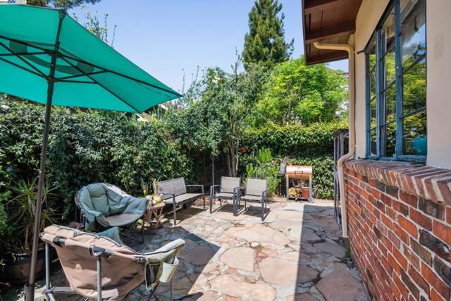 1421 Chestnut St, Alameda CA: https://media.crmls.org/mediaz/b0cbb24b-3b6f-41e2-9b92-2cac732df2f3.jpg