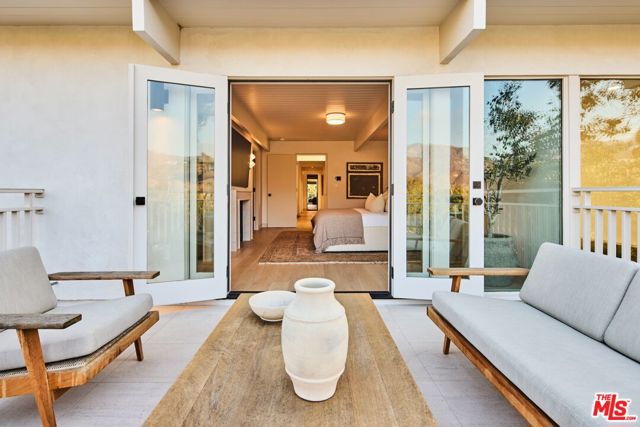 23515 Malibu Colony Road, Malibu CA: https://media.crmls.org/mediaz/b0cc4bee-4c3b-49b2-806f-8c313a26d715.jpg