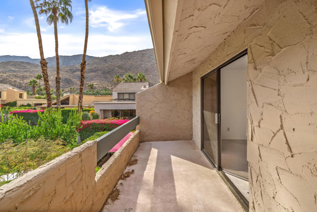 157 Calle Bravo, Palm Springs CA: https://media.crmls.org/mediaz/b0cc8463-736c-4049-a491-424e14a6ecc2.jpg