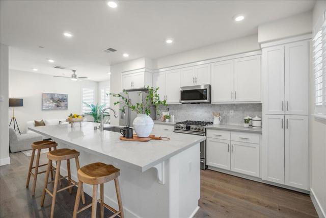 29333 Hub Court, Hayward CA: https://media.crmls.org/mediaz/b0cceb60-5464-4c73-9fef-f7faf999b1d2.jpg