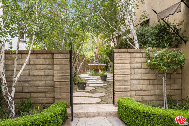 26841 Greenleaf Court, Valencia CA: https://media.crmls.org/mediaz/b0cdc0f7-e784-4ed9-80bb-443dc5d90ef1.jpg