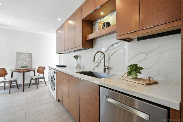 222 Quince St, San Diego CA: https://media.crmls.org/mediaz/b0cea40b-ba7e-4ca2-91d4-0aa7c963a943.jpg