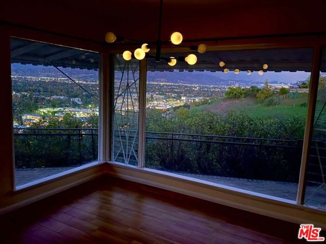 3641 Sunswept Drive, Studio City CA: https://media.crmls.org/mediaz/b0cee84d-1b72-4ffa-8152-5e063918fd8f.jpg