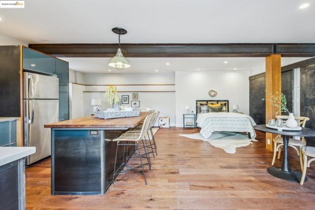 1015 Warfield Ave, Oakland CA: https://media.crmls.org/mediaz/b0cefc56-8d8d-4d39-8799-28f791cb7d0e.jpg