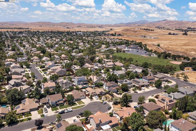 1387 Meadow Ct, Livermore CA: https://media.crmls.org/mediaz/b0cf58cf-b590-43d3-9173-d694af8df7fe.jpg