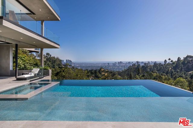 9406 Lloydcrest Drive, Beverly Hills CA: https://media.crmls.org/mediaz/b0d1c69c-40c7-4377-9e8b-0827fb90affd.jpg