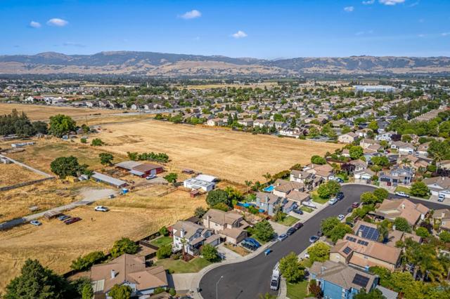 9082 Spencer Court, Gilroy CA: https://media.crmls.org/mediaz/b0d31211-6720-43f0-b66c-dc4f31f35721.jpg