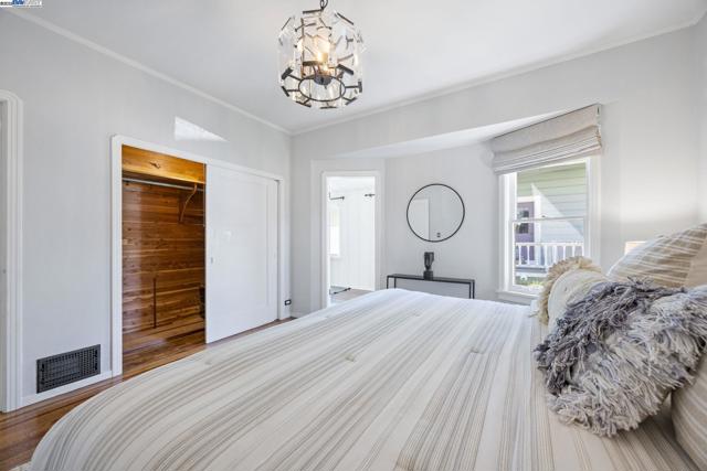 898 Union St, Alameda CA: https://media.crmls.org/mediaz/b0d362a2-64f6-4637-b65d-9f13ff20e234.jpg