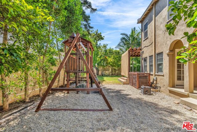 1709 Buckingham Road, Los Angeles CA: https://media.crmls.org/mediaz/b0d4162a-e97b-4610-b109-53ef6a6ace92.jpg