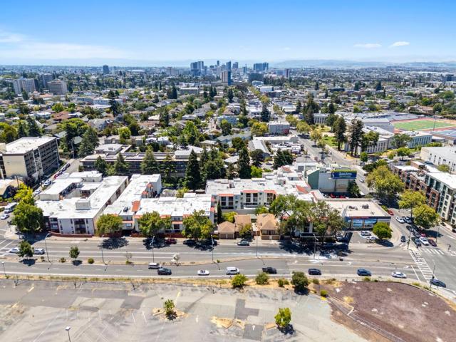 288 Whitmore Street, Oakland CA: https://media.crmls.org/mediaz/b0d44773-bd0f-4f12-9c29-29bf1f7e6085.jpg