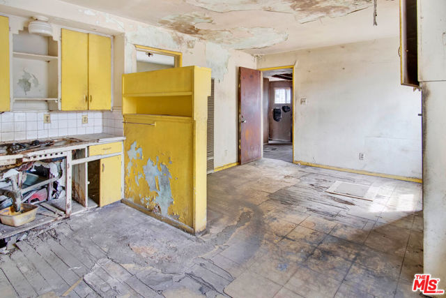 2028 E 126th Street, Compton CA: https://media.crmls.org/mediaz/b0d4816c-e008-48c0-851e-3c7ba13f1319.jpg