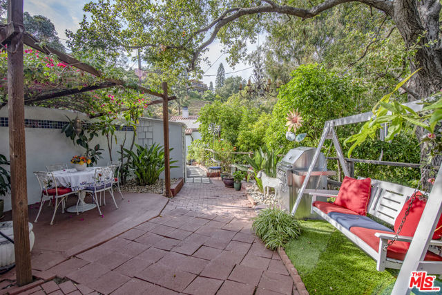 2882 Belden Drive, Los Angeles CA: https://media.crmls.org/mediaz/b0d4a3ce-1ccb-4650-9c58-f3d06be4da8d.jpg