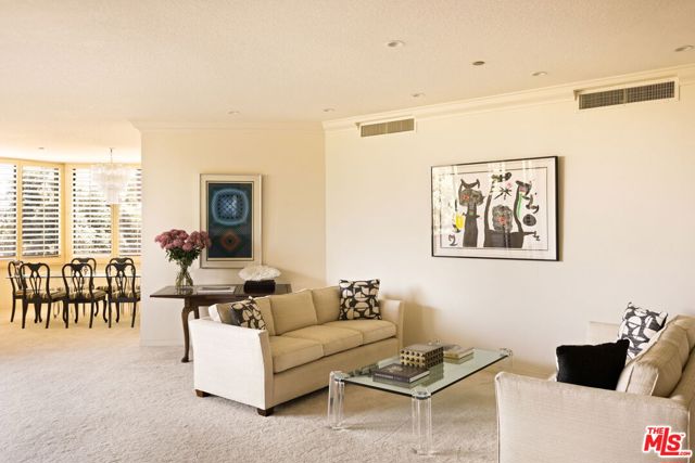 300 N Swall Drive, Beverly Hills CA: https://media.crmls.org/mediaz/b0d4c3ac-669d-4b3e-8f88-7433f6242a4b.jpg
