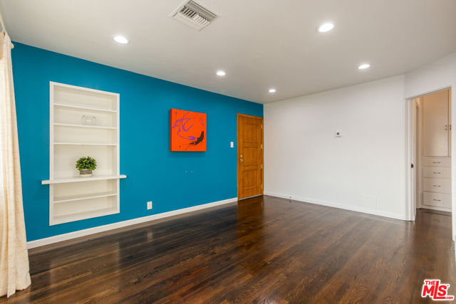 811 E Nutwood Street, Inglewood CA: https://media.crmls.org/mediaz/b0d58f49-0daf-4d4a-927d-7047c6d4d559.jpg