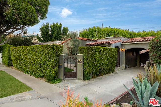 338 Westbourne Drive, West Hollywood CA: https://media.crmls.org/mediaz/b0d59168-e28e-4c7b-89c9-975232503875.jpg