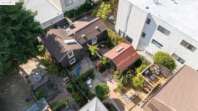 1532 Walnut St, Berkeley CA: https://media.crmls.org/mediaz/b0d61921-78ee-402c-9101-c4cbca4a51c4.jpg