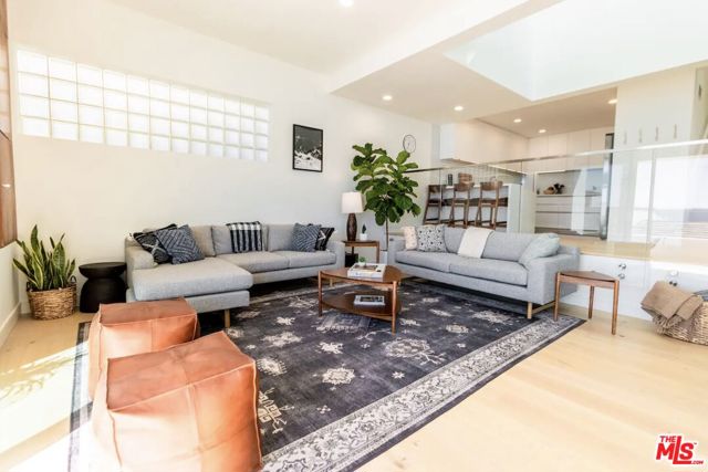 21349 Rambla Vista, Malibu CA: https://media.crmls.org/mediaz/b0d62f58-9a94-45ab-bc1f-38aac497031e.jpg