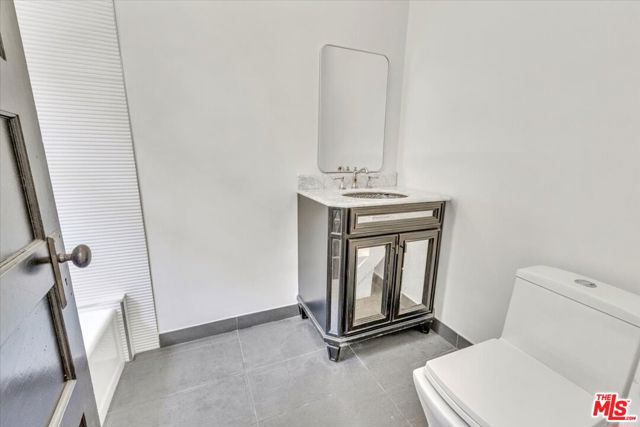 626 N Canon Drive, Beverly Hills CA: https://media.crmls.org/mediaz/b0d75c30-27e8-41bd-b05e-1817738d317b.jpg