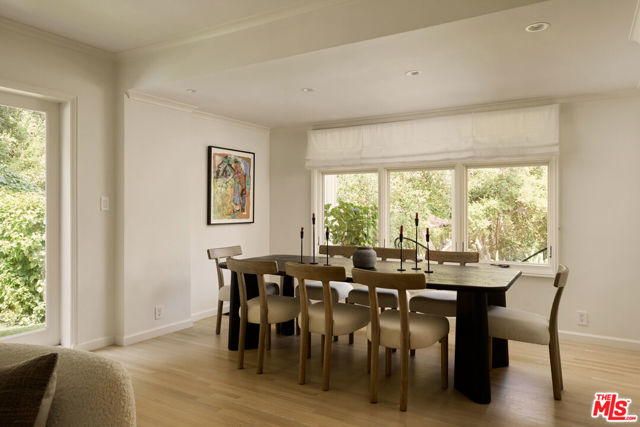 10660 Somma Way, Los Angeles CA: https://media.crmls.org/mediaz/b0d85357-83b1-48e5-927a-b31e619e654e.jpg
