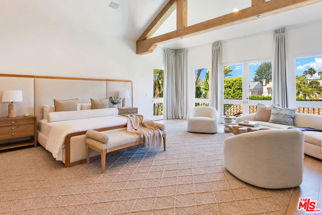 812 N Bedford Drive, Beverly Hills CA: https://media.crmls.org/mediaz/b0d8562b-486a-4090-81a1-6c9987399f1b.jpg