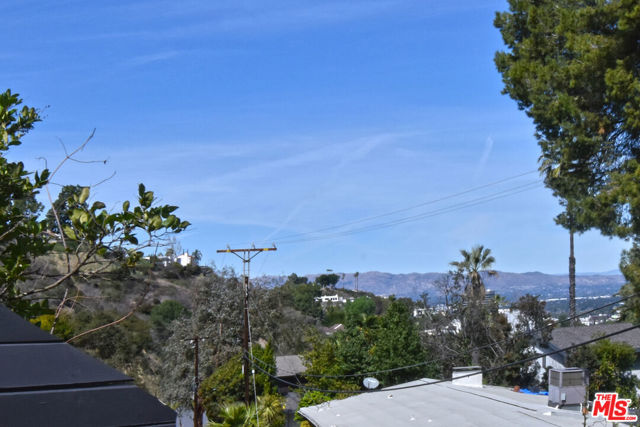 14892 Jadestone Drive, Sherman Oaks CA: https://media.crmls.org/mediaz/b0d8ea67-4de5-4f25-a3a8-b8e53f354d85.jpg