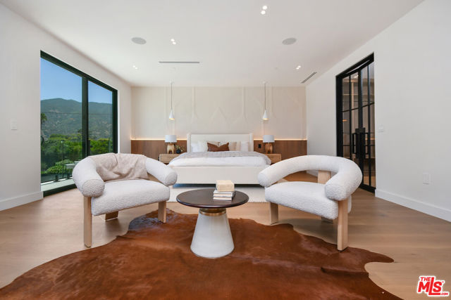 112 S Valley Street, Toluca Lake CA: https://media.crmls.org/mediaz/b0d91175-7660-4550-8fe0-bd7877308cf0.jpg