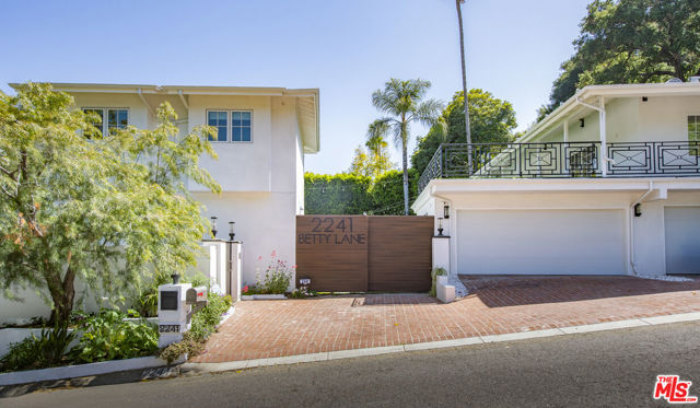 2241 Betty Lane, Beverly Hills CA: https://media.crmls.org/mediaz/b0d9eb49-4e86-42b4-b501-6f6e856fda82.jpg