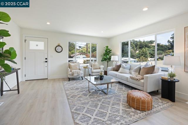 1923 Thompson Ln, El Sobrante CA: https://media.crmls.org/mediaz/b0db0dc1-b960-44ca-9f84-4c2f35d5e127.jpg