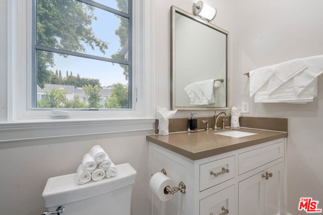 126 N Canyon View Drive, Los Angeles CA: https://media.crmls.org/mediaz/b0db7aae-aae0-4a2f-9bf2-4440c58a8589.jpg