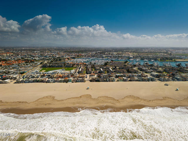 3107 Harbor Boulevard, Oxnard CA: https://media.crmls.org/mediaz/b0dce0a7-2b2a-494a-bdce-d6ea06651e31.jpg