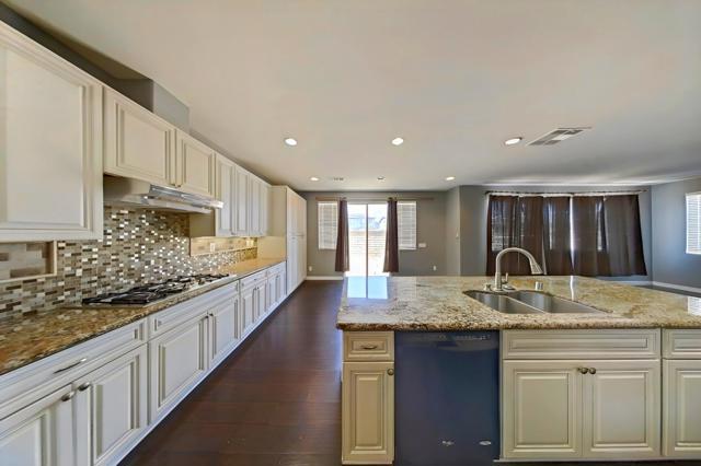 2300 Thorncroft Circle, Palmdale CA: https://media.crmls.org/mediaz/b0de5436-55f5-4479-91b4-988cbca1605f.jpg