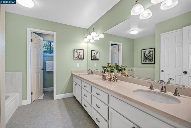 100 Bedford Ct, Danville CA: https://media.crmls.org/mediaz/b0de7919-1116-4305-8482-03a35dba3fd5.jpg